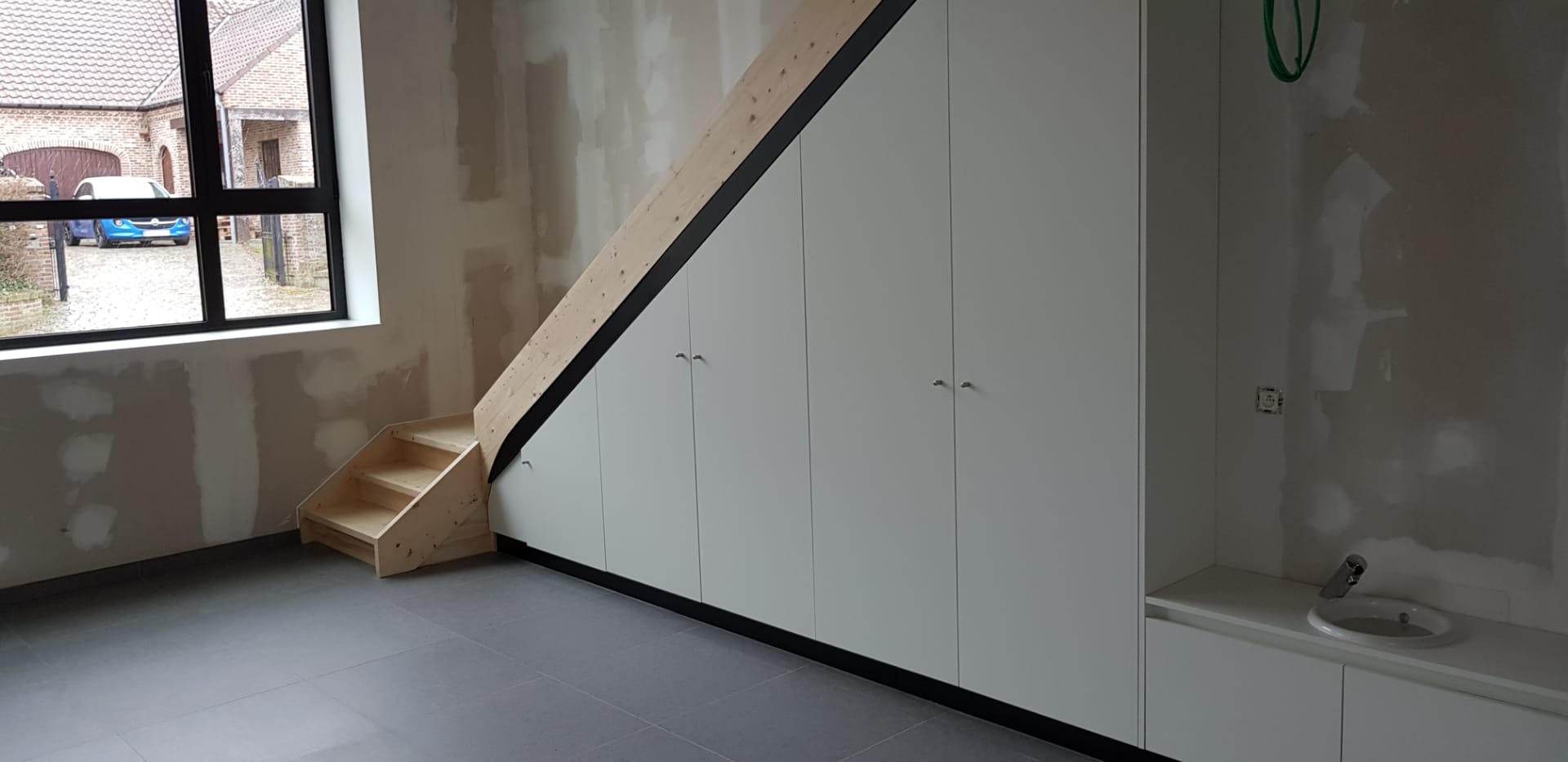 Binnendeuren, trappen, tussenvloeren en meubilair kleuterschool Waanrode - Vrago Interieur